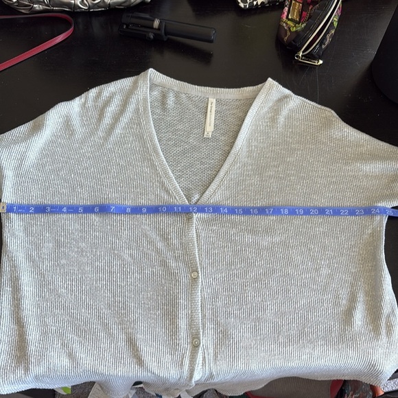 Babaton / Aritzia Taurus Grey Waffle Button Down Shirt | Medium - Picture 10 of 10